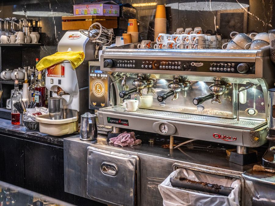 Macchina espresso e bancone di un bar (foto indicativa)