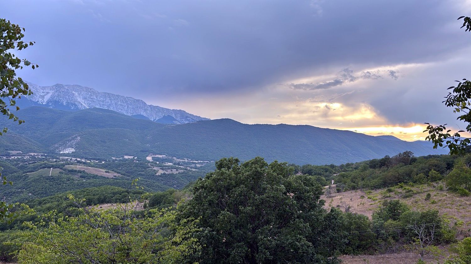 Luce del tramonto sulle montagne, verso il Sirente