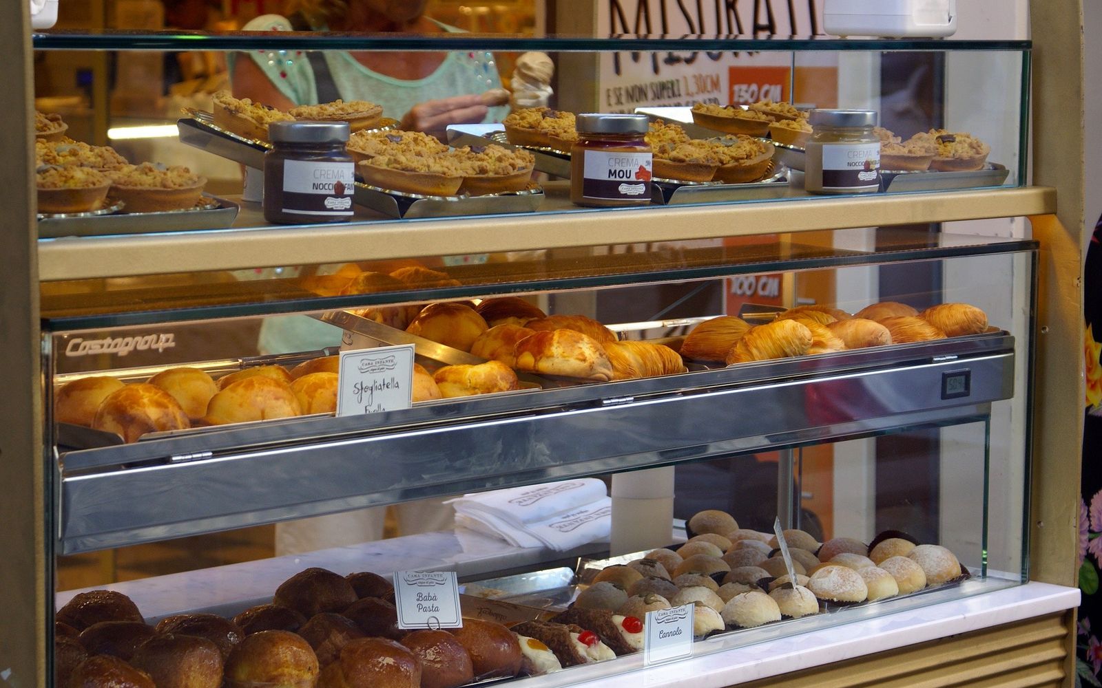 Vetrina di pasticceria (foto indicativa)