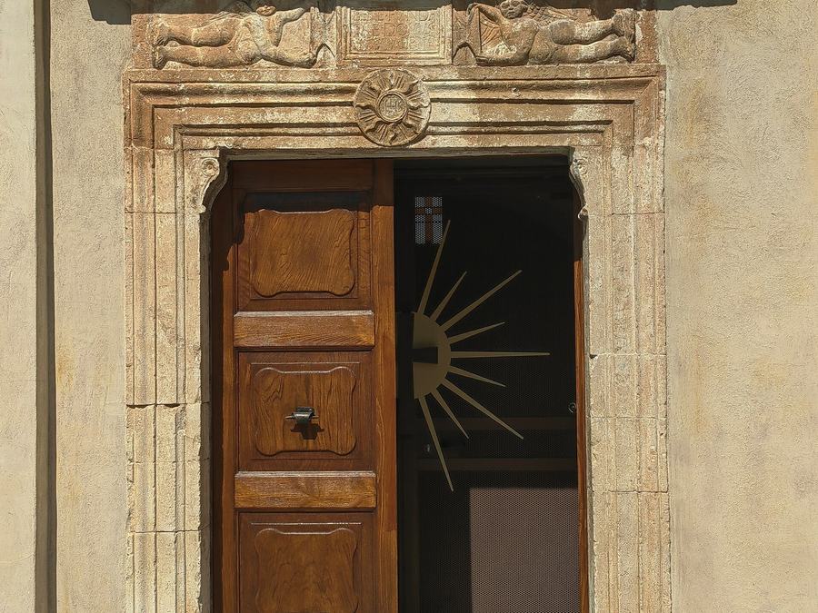 Portale in pietra della chiesa di San Sebastiano