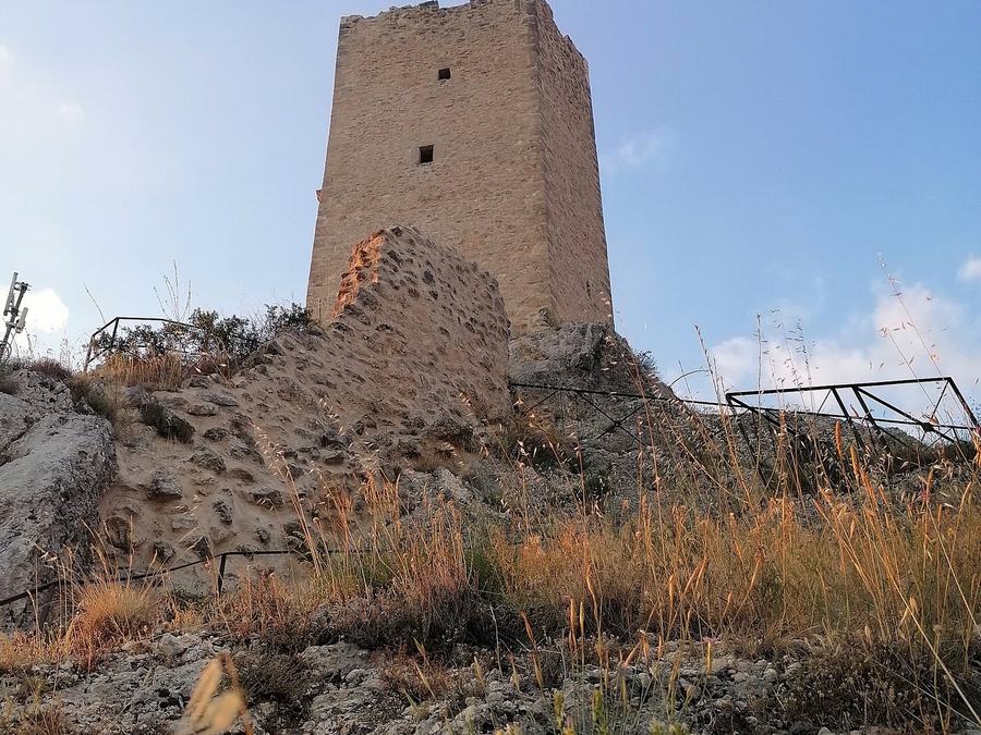 La torre medievale di Roccapreturo, muratura in pietra